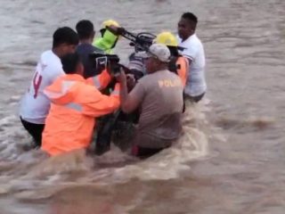 Dihari Kemerdekaan RI, Anggota Polsek Mangoli Timur Bantu Warga Seberangi Sungai