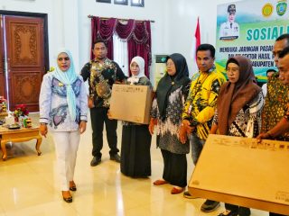 Masuk Wilayah Blank Spot, Bupati Sula Berikan Starlink di Sejumlah Sekolah dan Kantor Camat