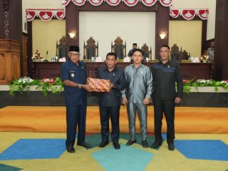 Wabup Kepulauan Sula Hadiri Rapat Paripurna RAPBD  