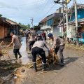 Gerak Cepat Brimob Polda Malut, Bersihkan Rumah Warga Pasca Banjir