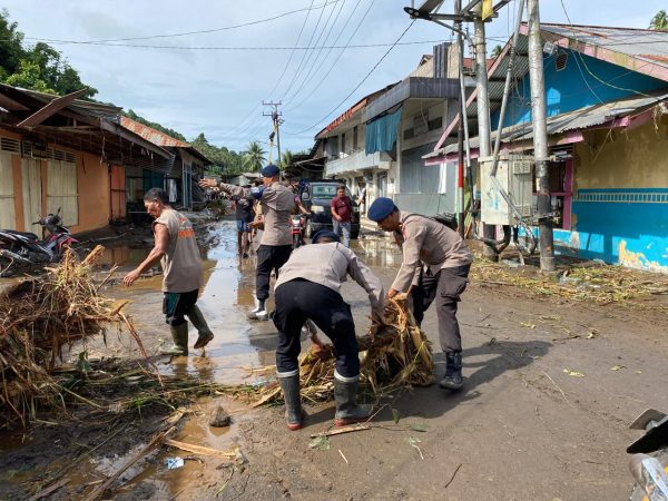 Gerak Cepat Brimob Polda Malut, Bersihkan Rumah Warga Pasca Banjir
