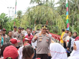 Program Presiden, Kapolres Kepulauan Resmikan Perbaikan Jembatan Merah Putih di Desa Lekosula