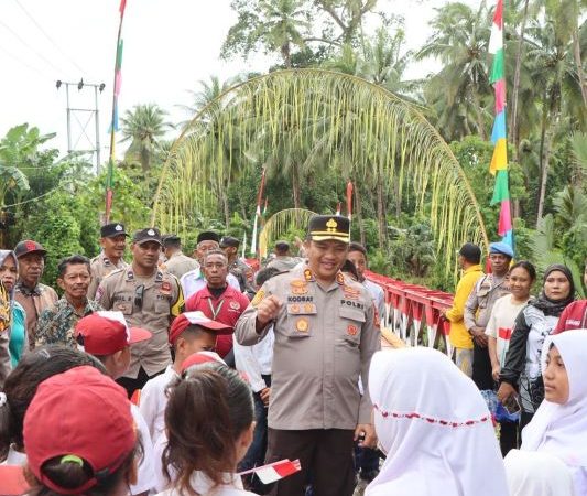 Program Presiden, Kapolres Kepulauan Resmikan Perbaikan Jembatan Merah Putih di Desa Lekosula