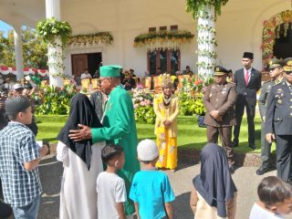 Wabup Kepulauan Sula Serahkan Santunan kepada 40 Anak Yatim dan Janda